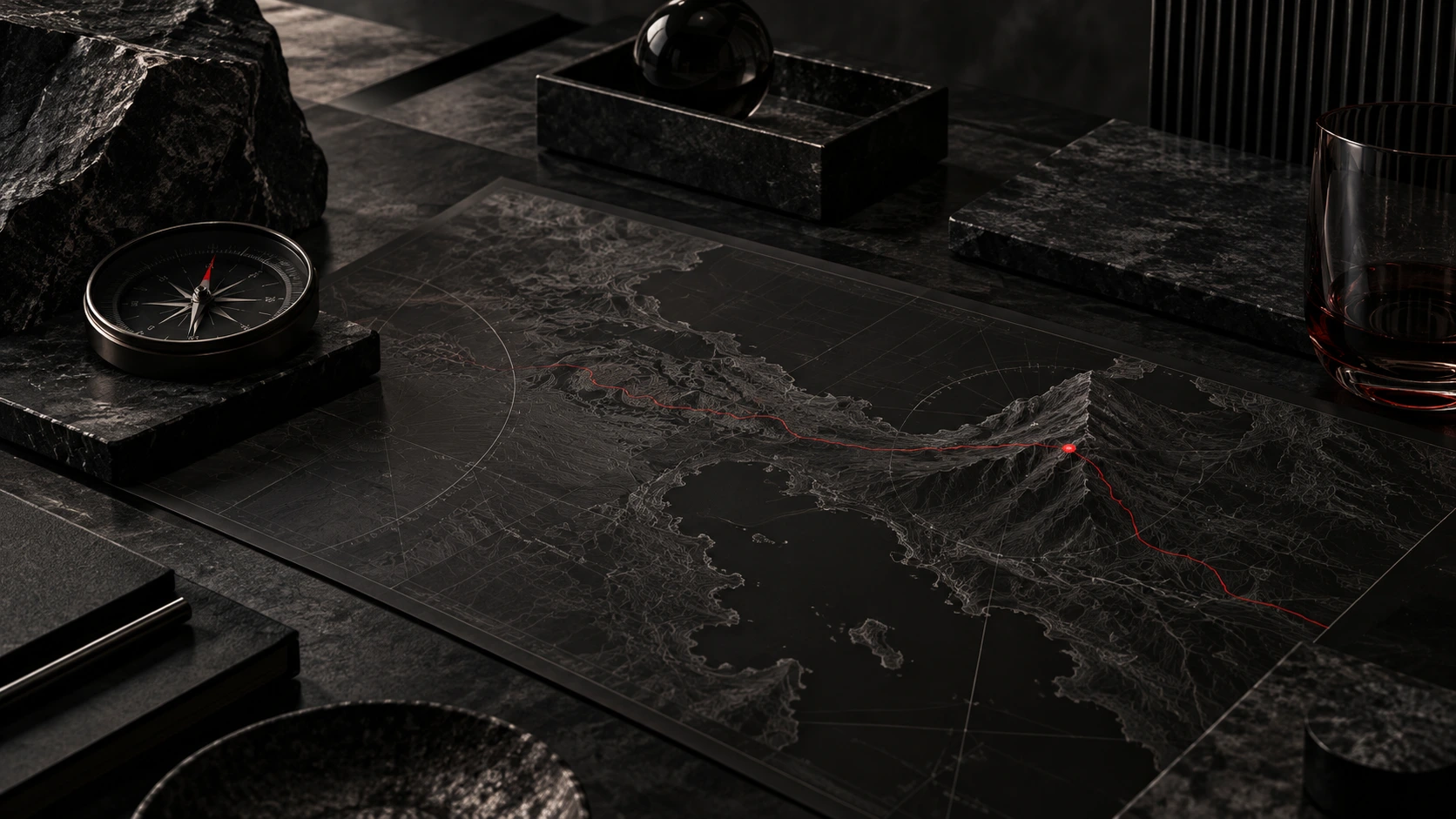 Kompass und beleuchtete Landkarte mit rot markierter Route zu einem Gipfel